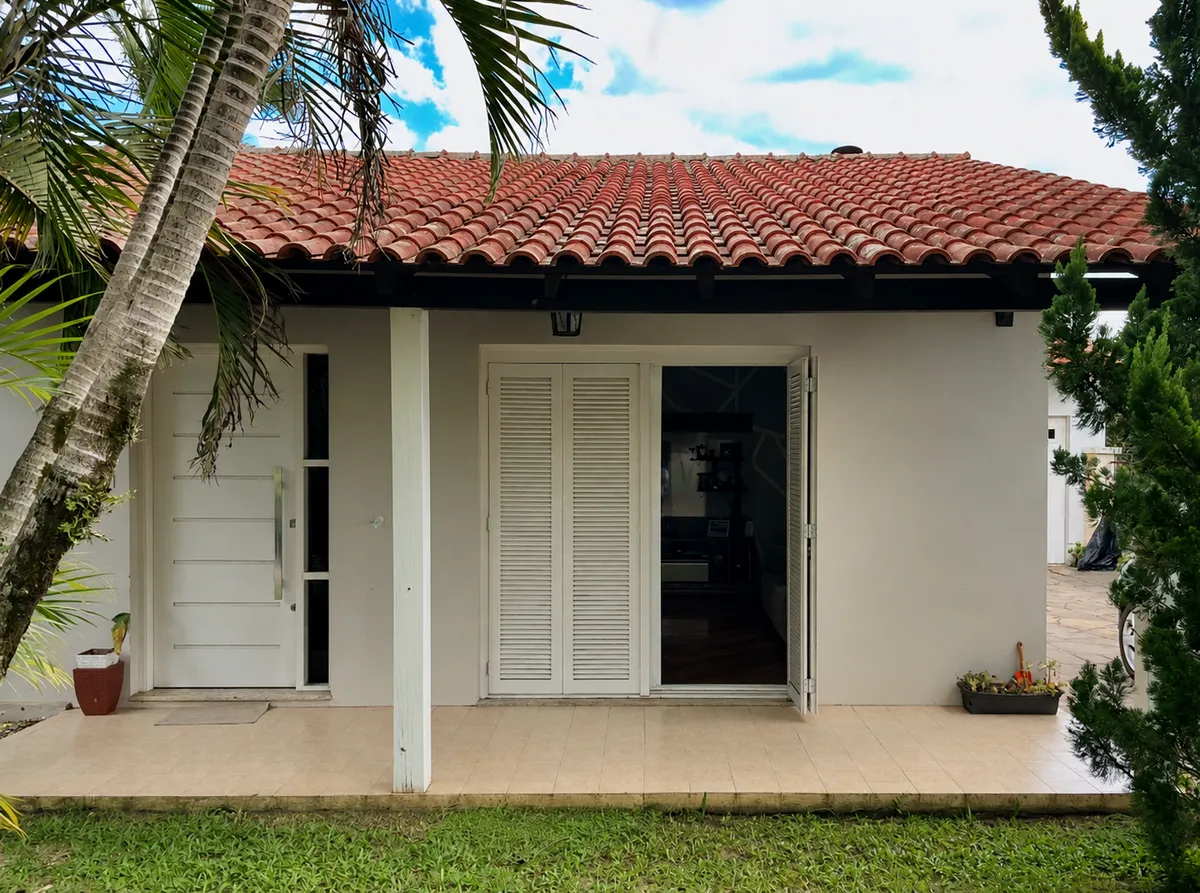 Casa aconchegante e com pátio arborizado